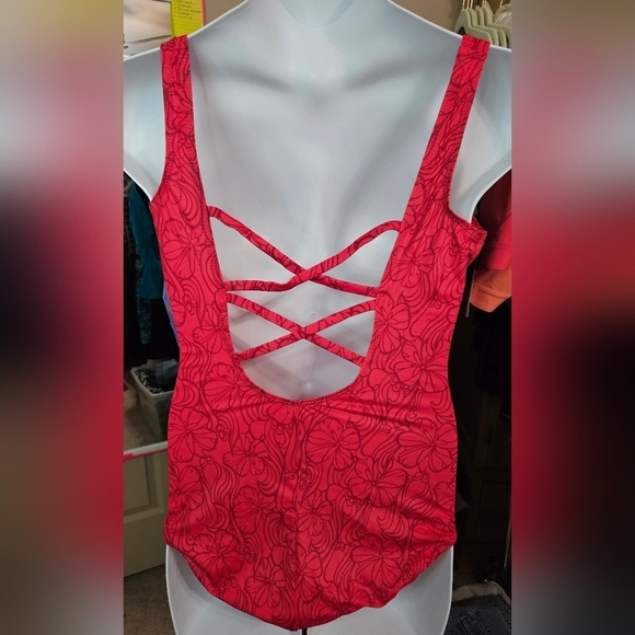 #318 Shore Shapes - Coral Swimsuit w floral design Size: 18W - Picture 4 of 9